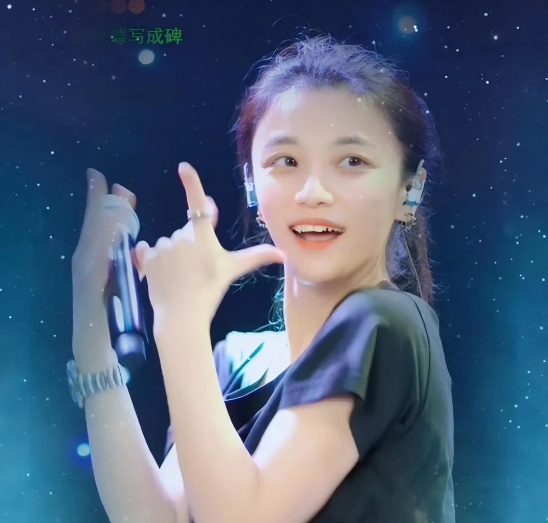 歌曲前奏热舞，思月舞台照片