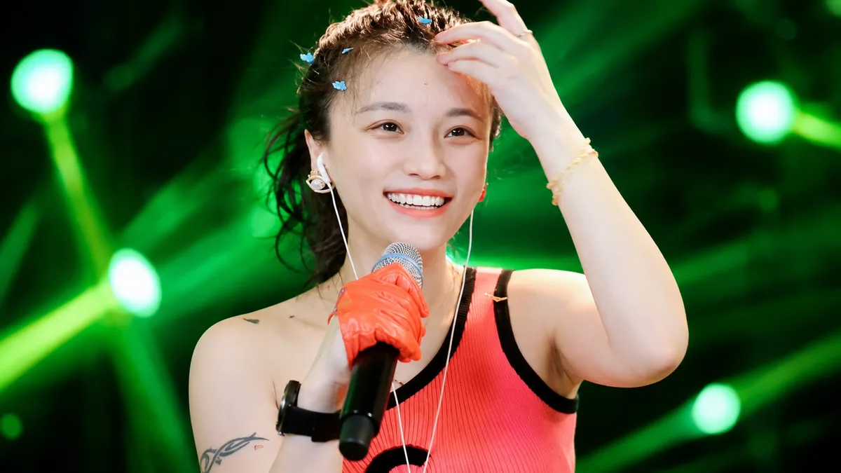 思月演唱《思念天边的你》的舞台照片