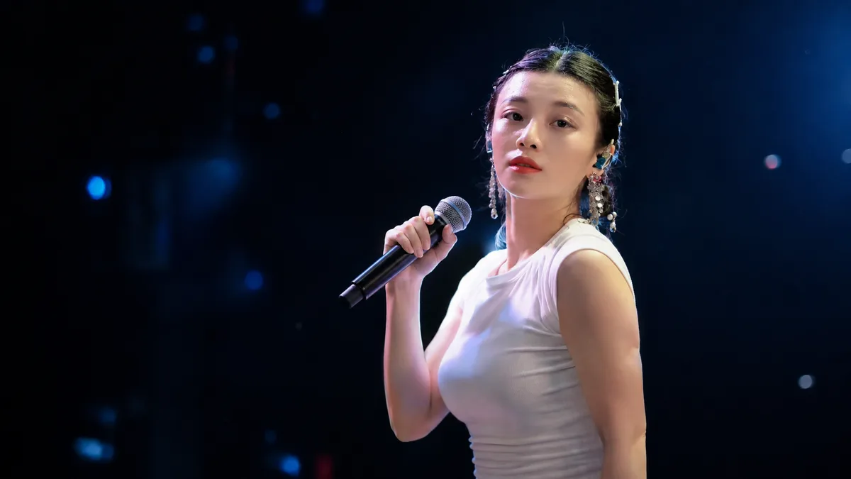 思月演唱望爱却步的舞台照片
